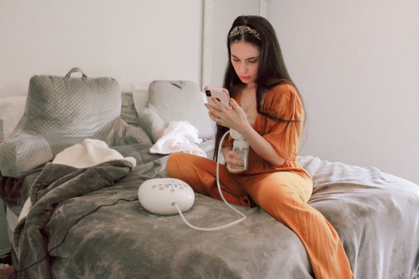 Breastfeeding mom pumping with the motif luna double electric breast pump