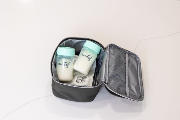 Motif Luna Cooler Set with breastmilk filled in the containers on top of the ice pack